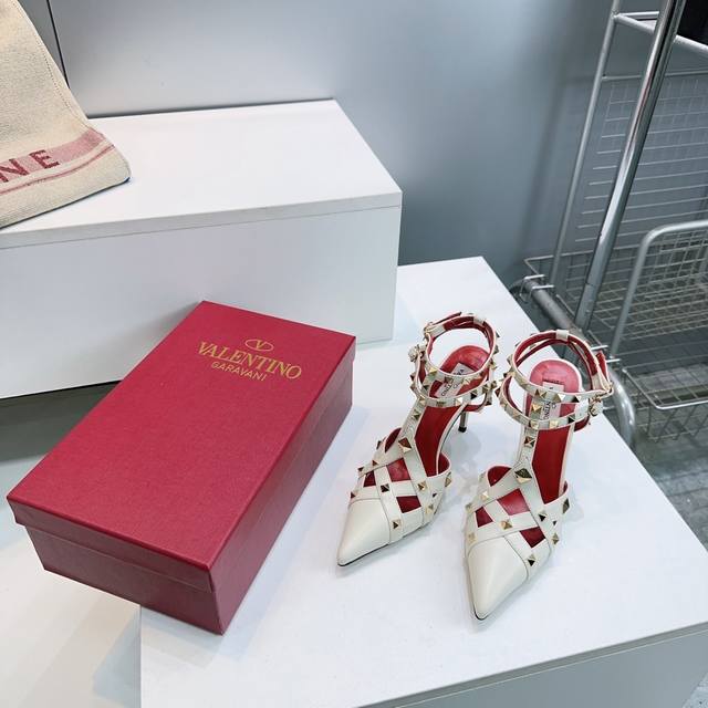 高品质出厂 !顶级品质 Valentino华伦天奴26春夏 官网新品铆钉尖头高跟后空凉鞋单鞋!标志性经典铆钉元素,重工打造!以其优雅外形和精湛的工艺,成为了早春 高品质出厂 !顶级品质 Valentino华伦天奴26春夏 官网新品铆钉尖头高跟后空凉鞋单鞋!标志性经典铆钉元素,重工打造!以其优雅外形和精湛的工艺,成为了早春