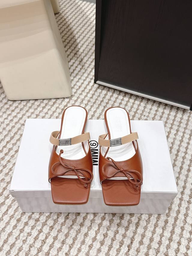 代购级 DDD Mm6马吉拉 2026新品 方头 蝴蝶结 穆勒鞋 DDD Mm6马吉拉方头蝴蝶结穆勒鞋,柔软皮革+蝴蝶结装饰,优雅又有现代感。方头设计+弹力带, 代购级 DDD Mm6马吉拉 2026新品 方头 蝴蝶结 穆勒鞋 DDD Mm6马吉拉方头蝴蝶结穆勒鞋,柔软皮革+蝴蝶结装饰,优雅又有现代感。方头设计+弹力带,