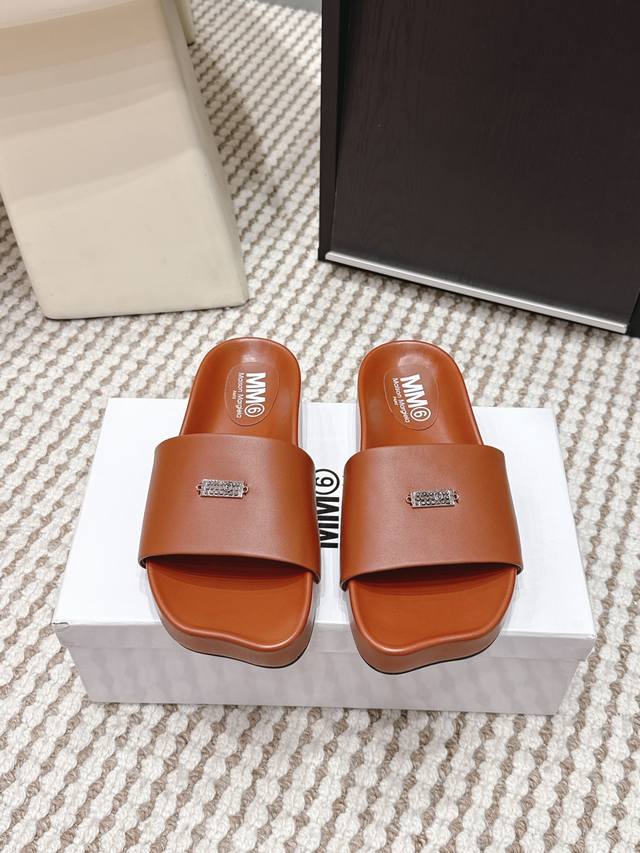 代购级 DDD Mm6 Maison Margiela 2026春夏新款 彩色一字拖 DDD Mm6 Maison Margiela彩色一字拖,极简线条+方头设 代购级 DDD Mm6 Maison Margiela 2026春夏新款 彩色一字拖 DDD Mm6 Maison Margiela彩色一字拖,极简线条+方头设