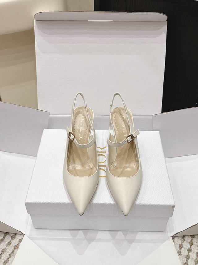 代购级 DDD Dio*26Ss早春新款尖头后空细跟高跟鞋 DDD 将经典尖头高跟鞋的优雅轮廓与后空设计、玛丽珍绑带结合，既保留尖头鞋的精致感，又通过后空和绑带
