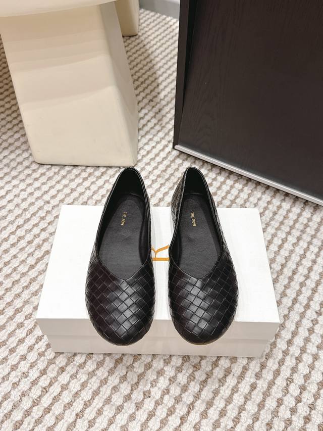 代购级 DDD The Row 2026春夏新款 平底 羊反绒 方头单鞋 DDD The Row这款羊反绒方头平底鞋，极简设计+高品质羊反绒，内里和鞋垫都是羊皮