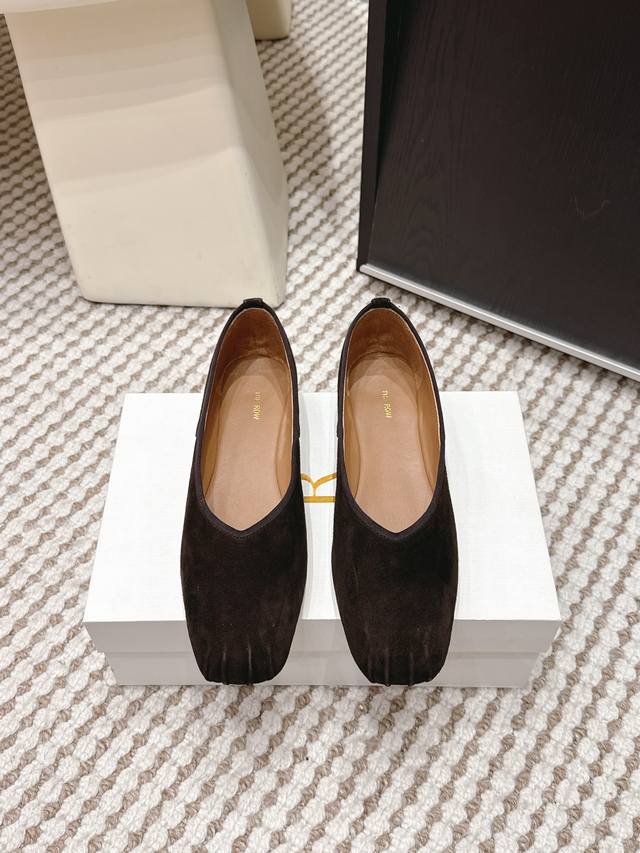 代购级 DDD The Row 2026春夏新款 平底 羊反绒 方头单鞋 DDD The Row这款羊反绒方头平底鞋，极简设计+高品质羊反绒，内里和鞋垫都是羊皮