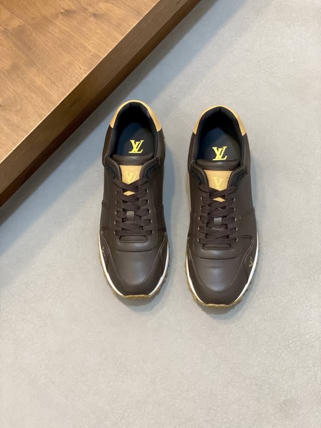 Lv男士鞋履 本款 Run Away运动鞋取材光滑牛皮革。由品牌标志性皮革打造的饰边与侧面耀目 Lv字母一道构筑考究细节。坡跟外底诠释跑鞋的灵感启发。素面牛皮革