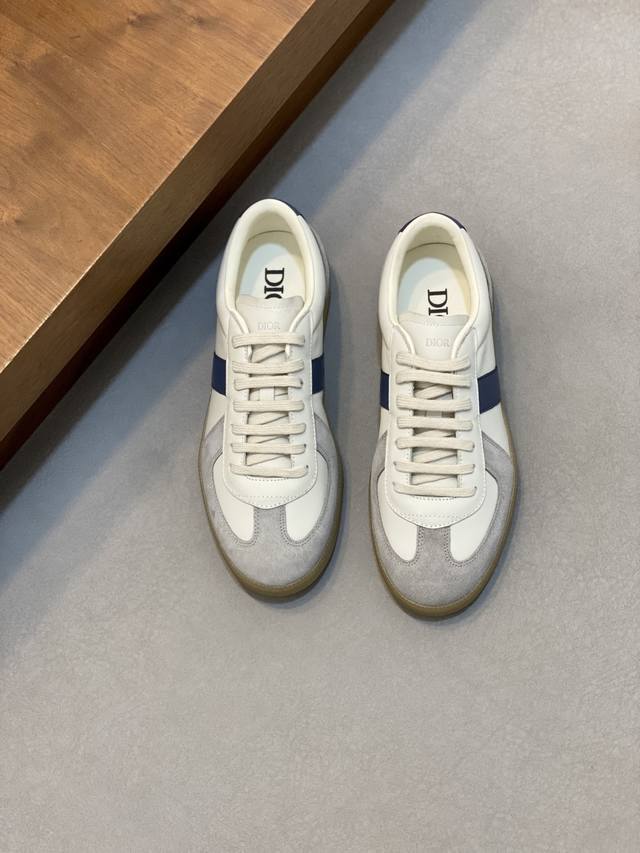 迪奥Dior 系列 休闲 运动鞋 滑板鞋 DDD 原版购入开发 做货 这款 运动鞋是二零二三秋季新品，重新诠释经典的网球鞋，时尚的廓形突显厚实感。采用海军蓝色和