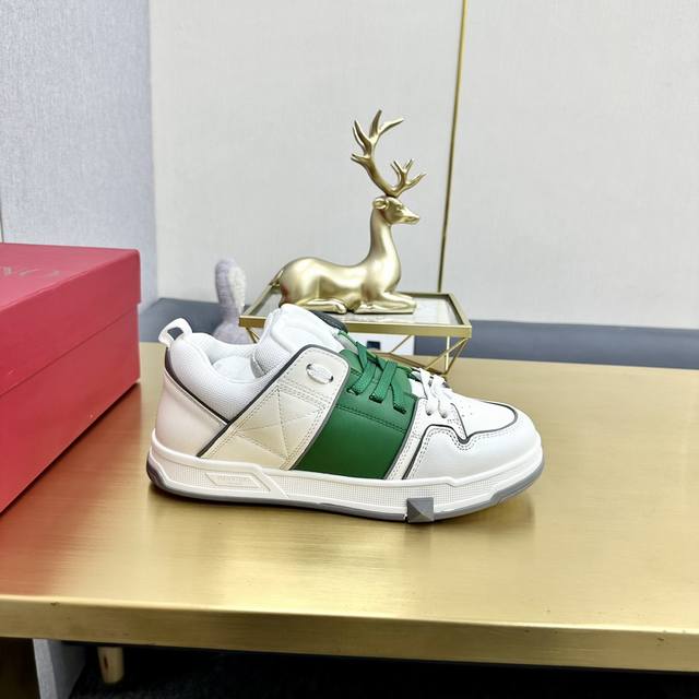 顶级版本。 DDD 品牌：Valentino 华伦天奴 DDD 等级： 最新时装周走秀 情侣 款 ，厚底的独特设计时尚一族特现脚瘦一款百塔的时尚产品 DDD 面