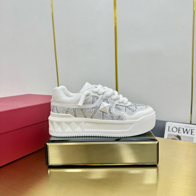 顶级版本 DDD Valentino One Stud 小牛皮绑带运动鞋。 软羊革低帮运动鞋 经典百搭款 情侣款运动鞋 特殊好货 值得入手！一双简约而不乏独特细