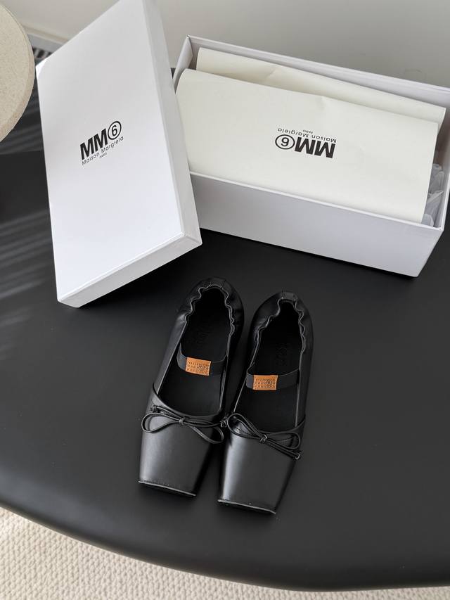 Mm6马吉拉方头蝴蝶结单鞋 DDD Maison Margiela方头芭蕾穆勒单鞋，鞋面蝴蝶结超有辨识度！穆勒设计+弹力带，穿脱方便，贴合脚型，舒适又时髦，日常