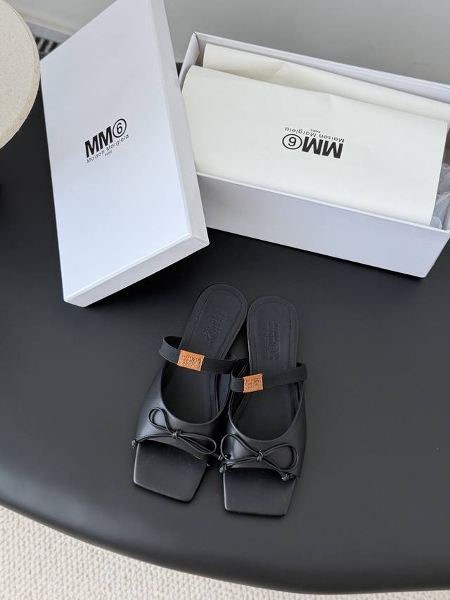 Mm6马吉拉方头蝴蝶结凉拖 DDD Maison Margiela方头芭蕾穆勒鞋，鞋面蝴蝶结超有辨识度！后空穆勒设计+弹力带，穿脱方便，贴合脚型，舒适又时髦，日
