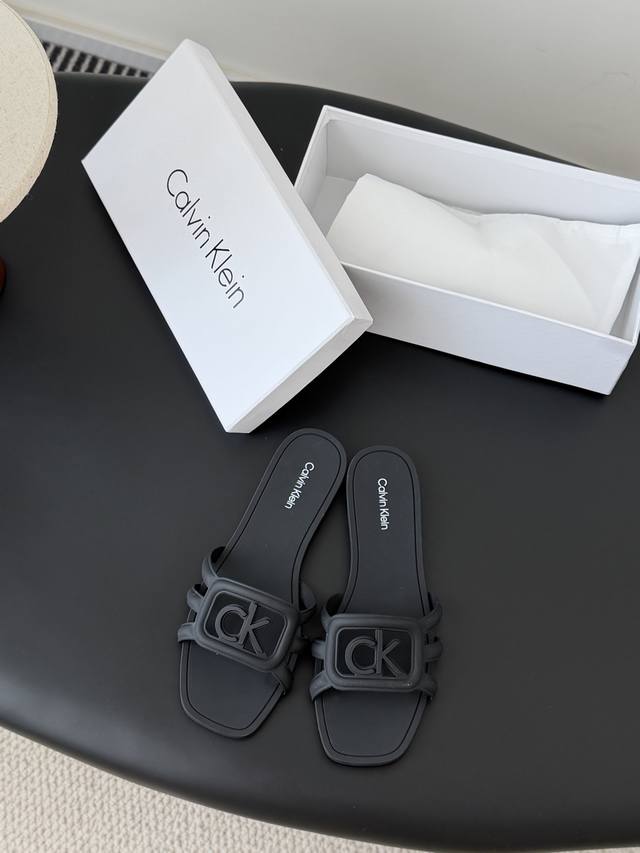 Cain Klein 2026新款Logo果冻拖 DDD 春夏度假系列 意大利兴蔚蓝海岸度假时的穿搭 DDD 原版1：1开模 DDD 海南旅游必备，夏季沙滩必穿