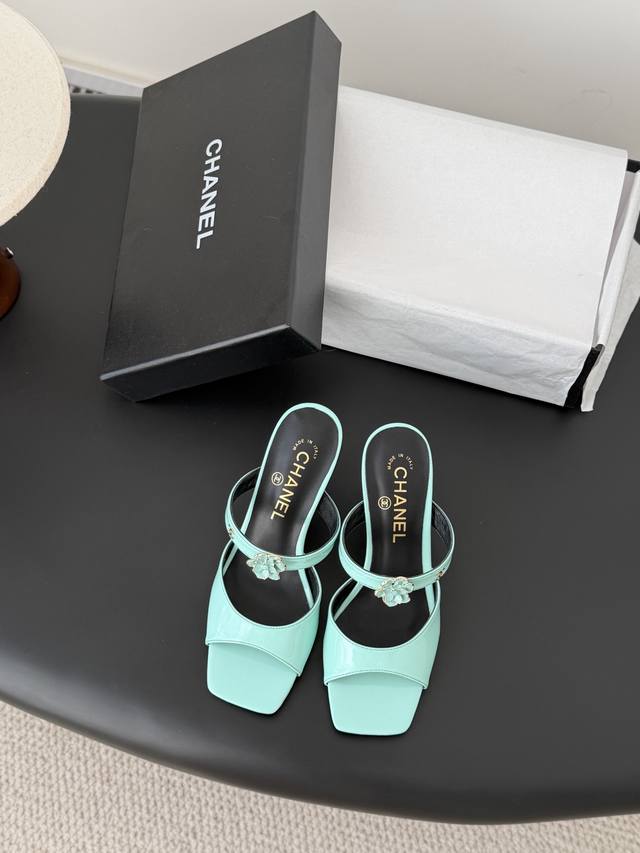 Chanel早春款山茶花漆皮高跟凉鞋 DDD 众多明星网红上脚，国内外博主刷爆的一个百搭系列，春夏衣橱搭配必备 DDD 码数： 35-39 其他码数定制不退换