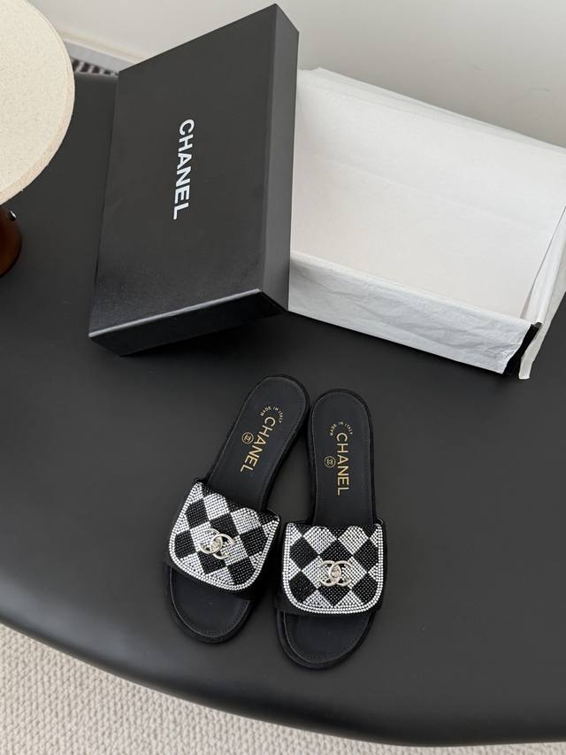 Chanel经典书包扣钻面拖鞋 DDD DDD 基础样式鞋型修长秀气 小巧圆形圆头 顶端双C书包点缀 简约而不简单且不失优雅！百搭气质 DDD 内里羊毛 鞋面羊