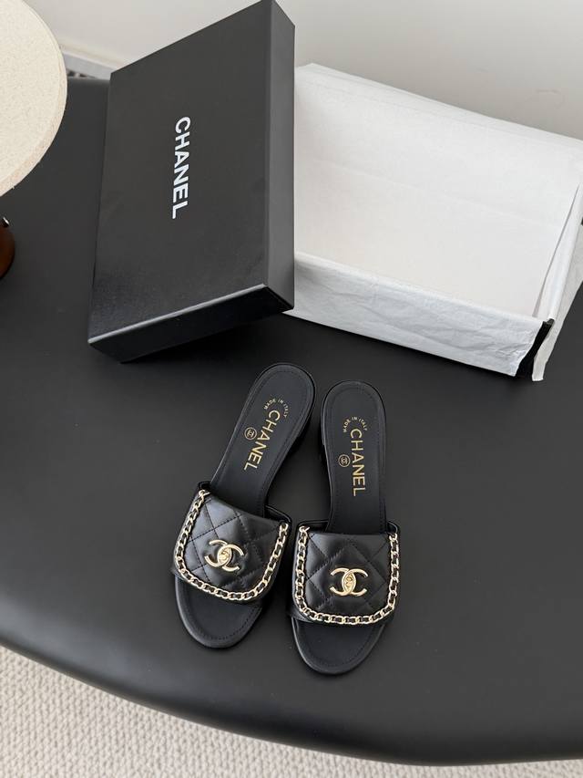 Chanel经典书包扣链条粗跟凉拖 DDD DDD 基础样式鞋型修长秀气 小巧圆形圆头 顶端双C书包点缀 简约而不简单且不失优雅！百搭气质 DDD 内里羊毛 鞋