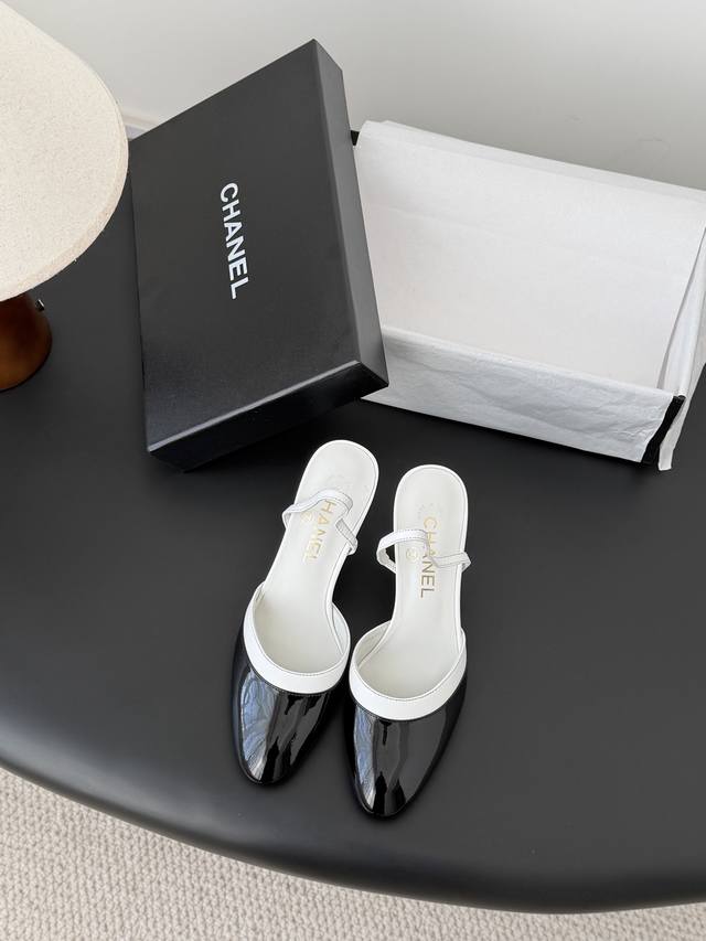 Chanel 26C新款玛丽珍高跟鞋 DDD 皮料质感一流，超显气质！ DDD 鞋头漆皮设计，内里羊皮，原版大底！ DDD Size:35-39 其它码数定制不