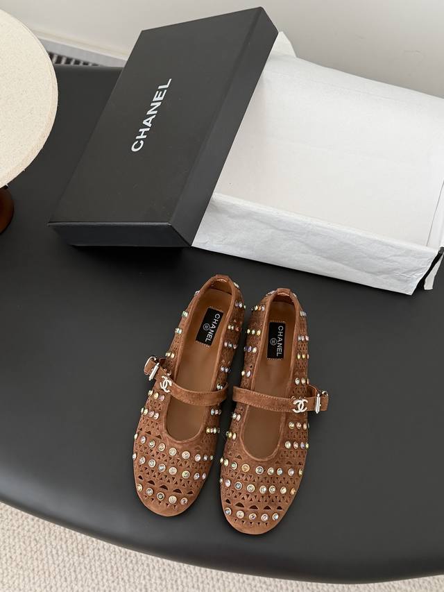Chanel 25S走秀款玛丽珍镂空单鞋 DDD 复古又不失甜美俏皮！ DDD 镶钻镂空设计！纯色面料清爽易搭，搭配扣子更加跟脚。内里羊皮 真皮大底 DDD S