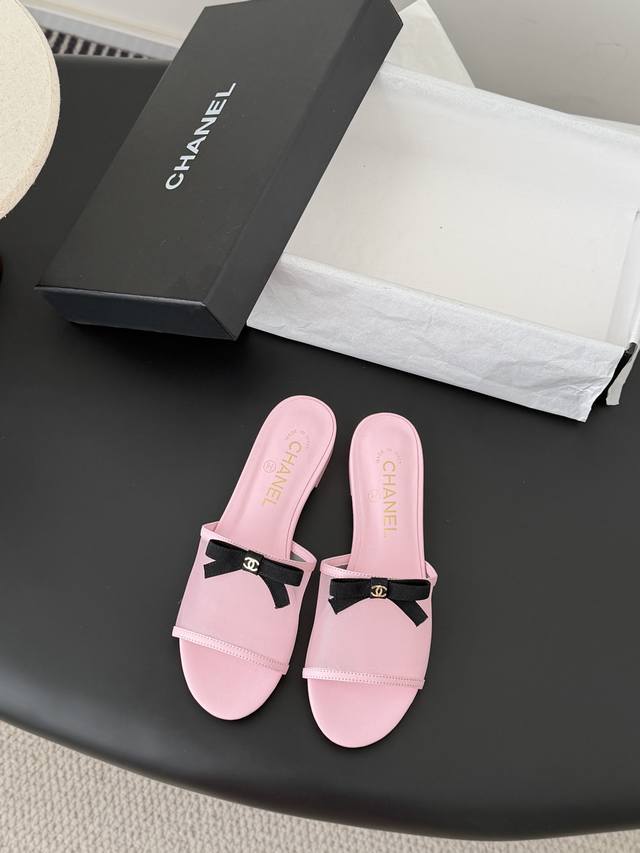 Chanel 26K春夏新品蝴蝶结网面拖鞋 DDD 香奶奶家一贯的优雅名媛气质 DDD 高级感十足！上脚非常Nice～ DDD 非常百搭！无敌美！ DDD Si