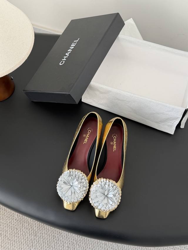 Chanel 26K春夏新品花朵高跟单鞋系列 DDD 这一季山茶花系列真的超美 DDD 香奶奶家一贯的优雅名媛气质 DDD 高级感十足！上脚非常Nice～ DD