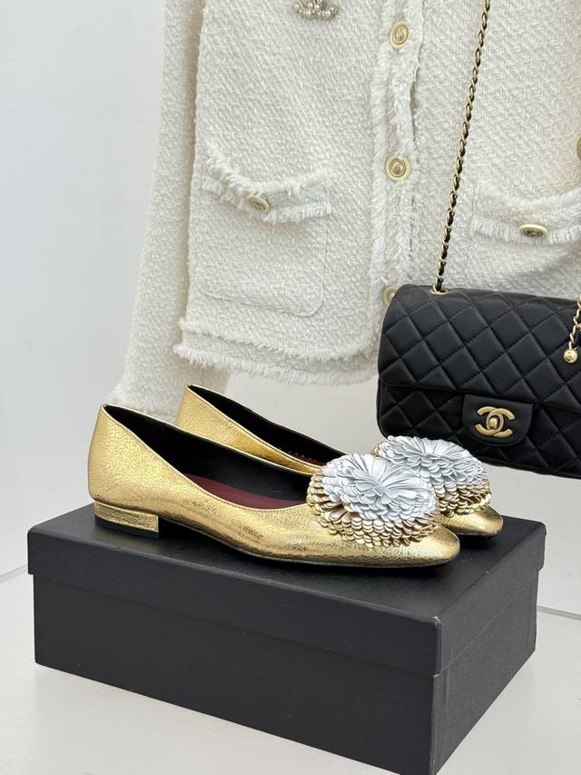 厂价 DDD Chane*｜小香26X圣诞限定系列金银 DDD 双生花朵高跟鞋粗跟单鞋 DDD 当圣诞的铃音撞碎冬日月光 DDD 这个系列携金银双生花朵浪漫登场