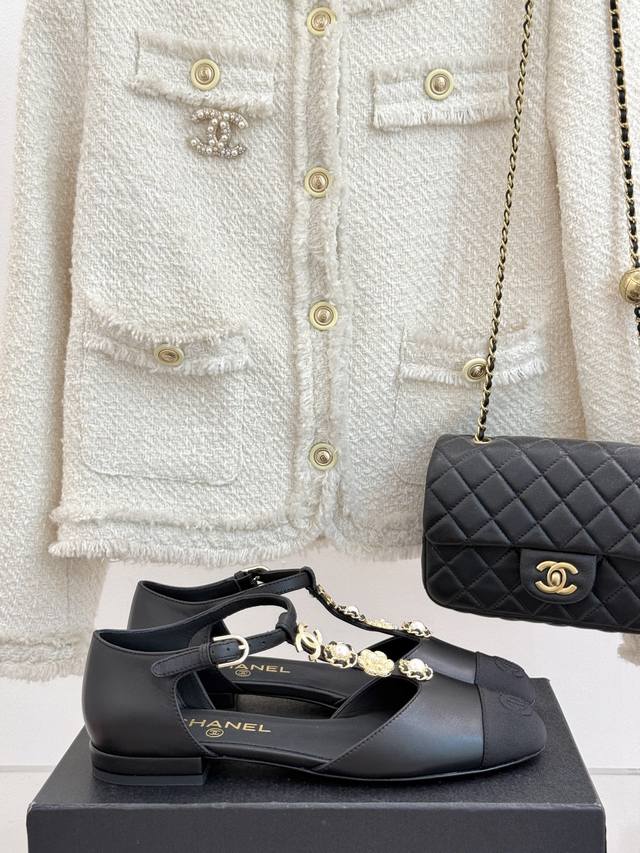 厂价 DDD Chane*｜小香经典春夏双C扣 DDD T字带玛丽珍鞋 DDD 对它一见钟情 不夸张哦～ DDD 这大概就是小香的魅力 总是很懂女生 DDD 虽