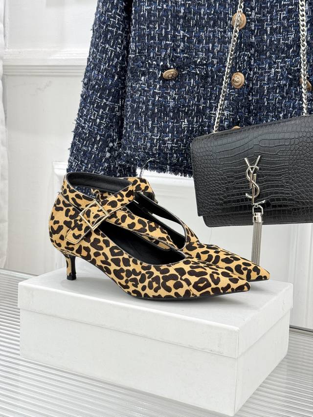 厂价 DDD Khaite26Wf新品马毛尖头 DDD 猫跟单鞋 DDD 以美式极简勾勒矜贵锋芒 DDD 天然马毛自带细腻绒光 DDD 利落尖头拉长腿部线条 D