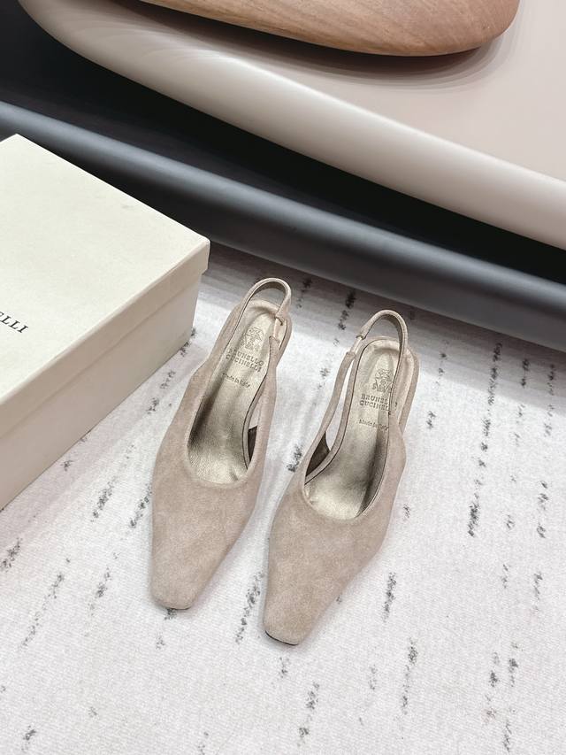 出厂： 独家顶级版 Brunellocucinell* Bc 26Vs早春最新方头单鞋系列 DDD 方头鞋一贯是很有女人味的 优雅 精致不急不缓 是有一种气质的