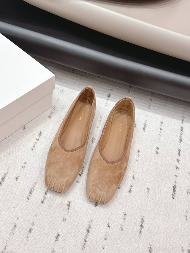 出厂: 独家顶级版本 DDD The Row小众潮牌26Vs早春新款乐福单鞋系列 DDD 方头乐福单鞋 DDD 原版一比一打造舒适度、包裹性都比较好。个性十足，