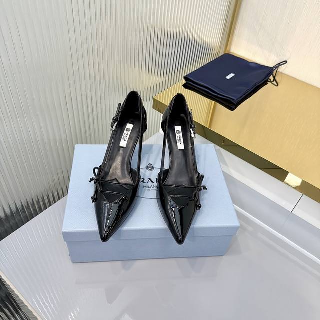 原版开发代购级后空凉鞋 DDD Prada 普拉达 26Ss 春夏新款 粗跟 方头 单鞋 凉鞋 DDD 简单的设计大概就是它最让人喜欢的点 不是烂大街的那种 很