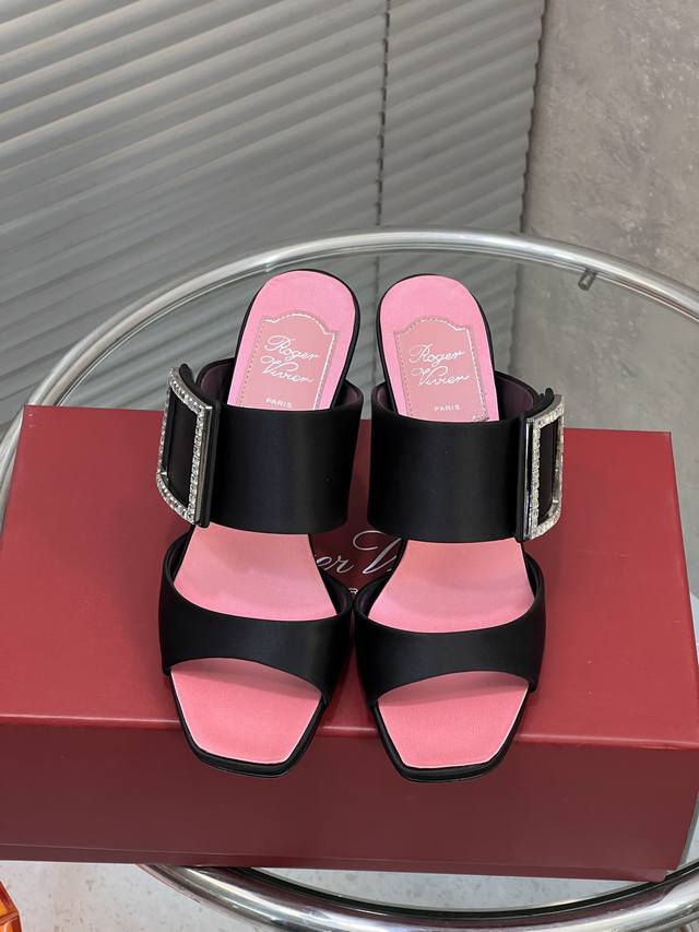 出厂 DDD Roger Vivie* 26Ss早春夏新款 Rv经典方扣鱼嘴 DDD 高跟凉鞋 DDD 鞋面：采用进口真丝 DDD 内里垫脚：混种羊皮 DDD