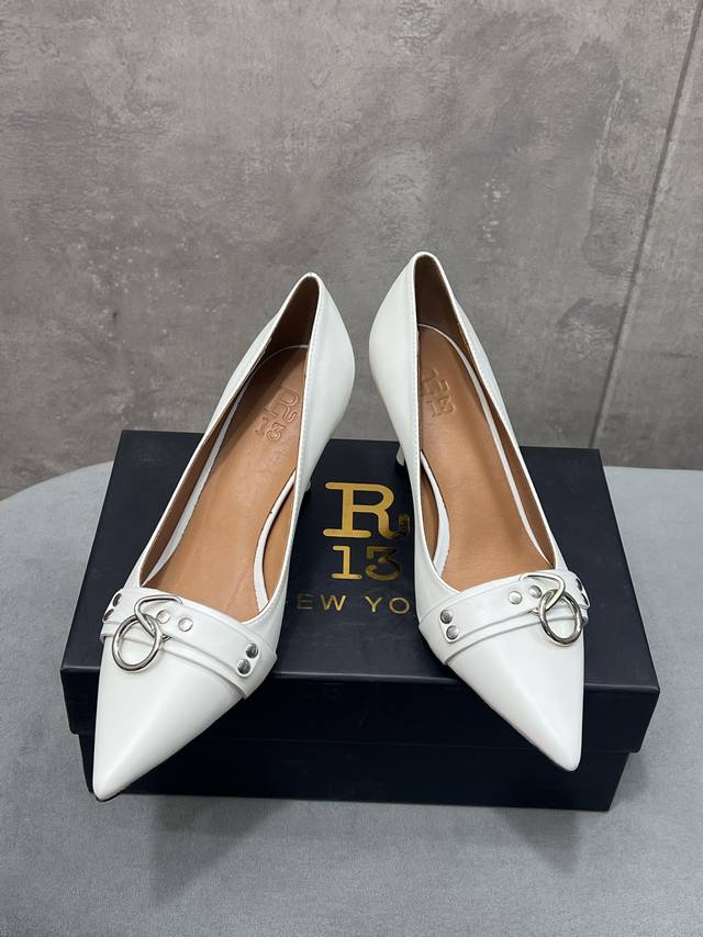 出厂 DDD R13 26春夏走秀款 简易复古五金扣饰尖头高跟单鞋后空凉鞋系列！ DDD 鞋面：材质进为口小牛皮 DDD 内里垫：脚水染牛皮 DDD 大底：意大