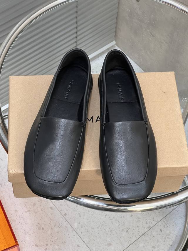 出厂 DDD Lemaire 26Ss早春新款方头浅口平底单鞋 DDD 鞋面：头层羊皮 DDD 内里垫脚：水染羊皮 DDD 大底：原版大底 DDD 码数：35-