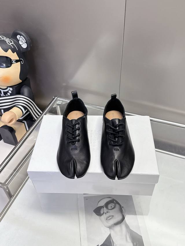 马吉拉26春款羊皮分趾鞋｜黑白双煞承包春日穿搭终于蹲到马吉拉2026春季新款羊皮分趾鞋！黑白经典配色直接戳中审美，软乎乎的羊皮材质更是把“舒适”二字焊在鞋上，这
