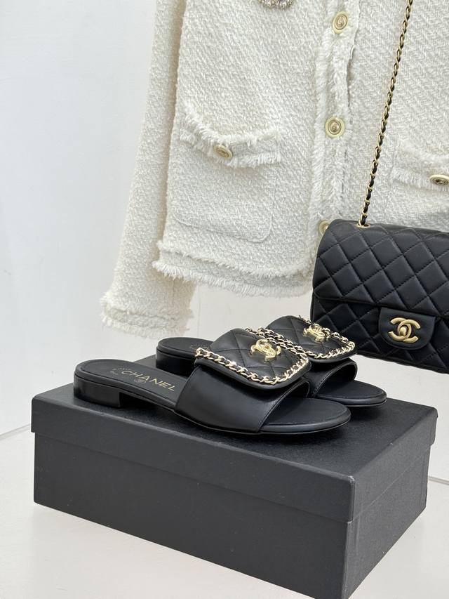 厂价 DDD Chane*｜小香经典春夏翻盖 DDD 双C书包扣拖鞋 DDD 经典永不过时 简约大气 DDD 标志性翻盖双C书包扣搭配链条设计～ DDD 显瘦百