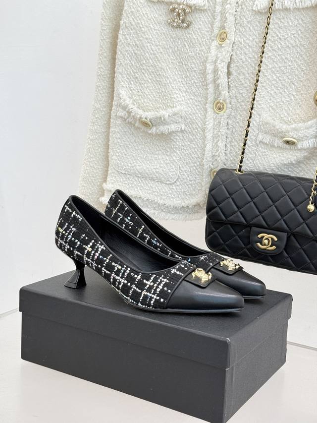 厂价 DDD Chane*｜小香经典双C翻盖尖头 DDD 拼色高跟鞋 DDD 当小香标志性拼色邂逅尖头高跟 DDD 便续写了半个多世纪的优雅传奇。 DDD 鞋身