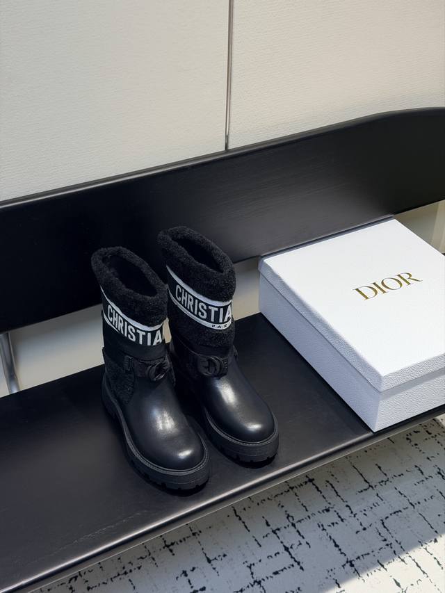 2026Dior迪奥秋冬新品时尚与潮流并存。进口牛皮原版一比一订制。女35-41 DDD 面料：进口牛皮 DDD 内里：羊皮里 DDD 大底：发泡大底 超轻 D