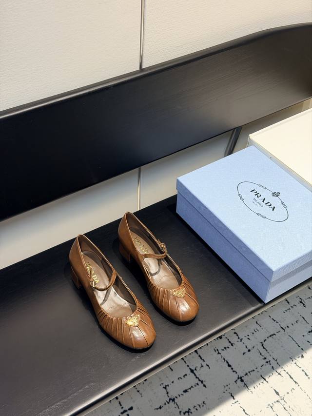 飞机盒+50 DDD Prada 普拉达26Wf早春新品复古 DDD 三角标褶皱粗跟玛丽珍鞋 DDD 当米兰1913的经典基因邂逅复古浪潮 DDD 这双玛丽珍鞋