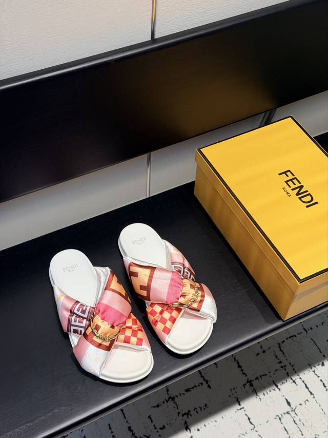 情侣款 男款+50 DDD Fendi 芬迪 Feel系列 交叉 绸缎 平底 凉拖鞋 DDD 垫料双带平底凉拖鞋，带三维Fendi字样装饰性D环搭扣。缎面材质，