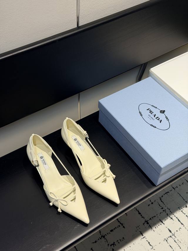 厂价 要飞机盒加10 DDD Prada 普拉达26Wf早春新品尖头 DDD 中空凉鞋高跟鞋 DDD 当亮橙色秀场的阳光穿透钢窗 DDD 这双走秀高跟鞋踏光而来