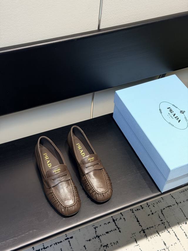皮面+70 DDD 普拉达褶皱乐福鞋，深棕皮革+褶皱设计，复古又时髦鞋面柔软，平底超舒适，通勤休闲都能轻松驾驭 DDD 。金属Logo点缀，品牌感满满，英伦风一