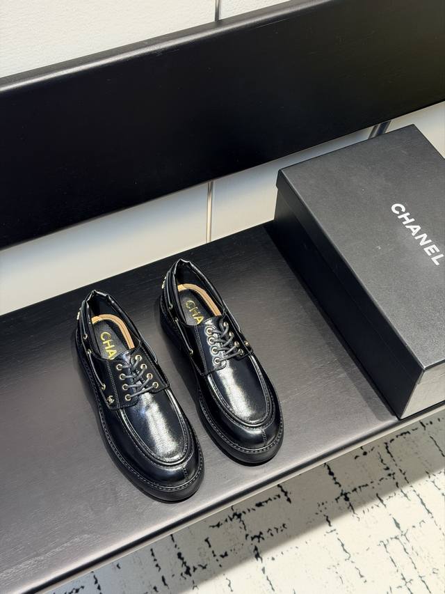 2026小香Chanel 26C春夏新款 经典双C扣穿带乐福鞋 复古系带字母五金扣厚底小皮鞋 DDD 鞋子侧边装饰有皮穿链和小Logo坠饰，在在透露着精致的小细