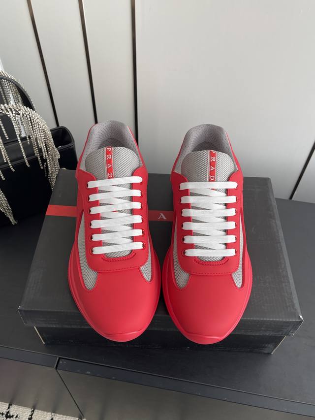 Prada 普拉达 经典运动鞋 男款休闲鞋 DDD 采用进口纯色牛皮 拼接网孔牛皮鞋面 立体几何分割 DDD 精工制造 缝线均匀 皮质质感一览无余 多色拼接 时