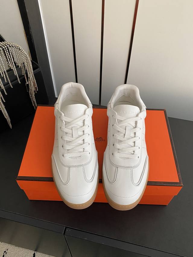 男款10 Hermes 爱马仕 2026春夏最新款 德训鞋 休闲鞋 情侣款 DDD 专柜非常难配货 采用本质线条的“H斜切”钻孔设计 呈现时尚城市和新复古风格