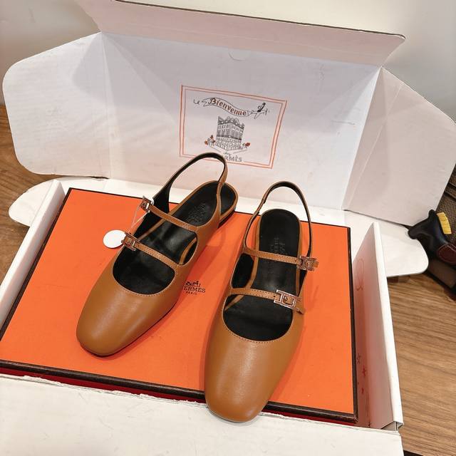 Hermes... 平底凉鞋 DDD 2025新品+爆款系列 DDD 真皮大底，独家开模五金扣，进口牛皮 DDD 春夏拼色兼具颜值舒适度的单品！ DDD 渠道货