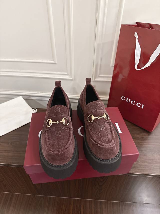 Gucci 古驰饰马衔扣压Gg纹乐福鞋 DDD 作为品牌对马术本源的致敬之作，马衔扣历经岁月洗礼之后，将厚重历史底蕴和现代时尚流行融合形成一体 DDD 牛皮麂皮