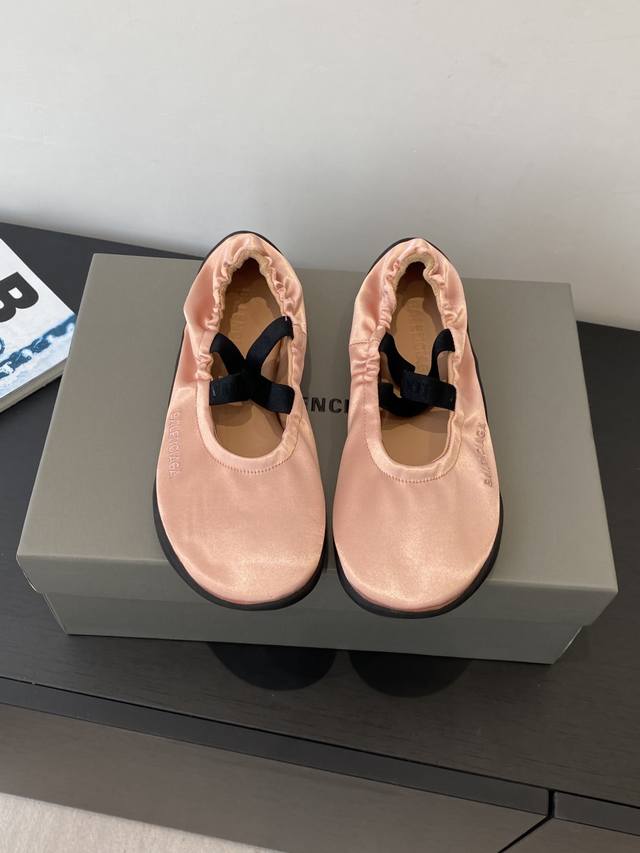 Balenciaga 巴黎世家 26Ss早春 最新款芭蕾舞鞋 DDD 无愧是巴黎世家出的芭蕾鞋都满满的复古感 这款超级难买门店限定可不是随便一家都有售的 DDD Balenciaga 巴黎世家 26Ss早春 最新款芭蕾舞鞋 DDD 无愧是巴黎世家出的芭蕾鞋都满满的复古感 这款超级难买门店限定可不是随便一家都有售的 DDD