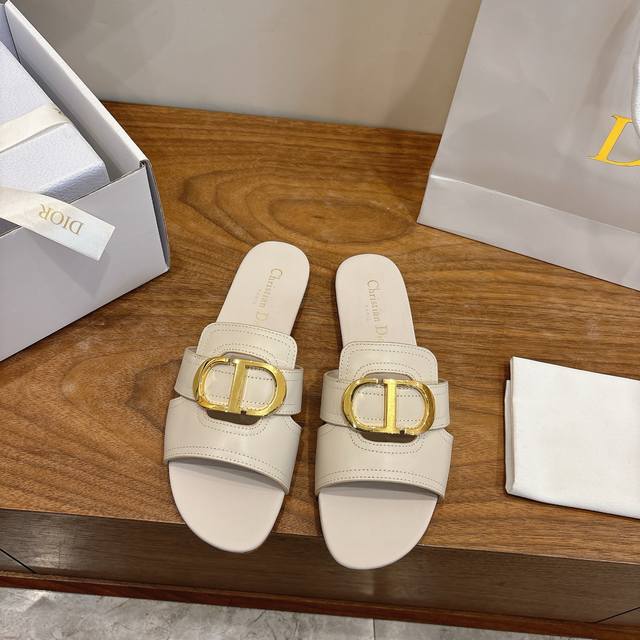 工厂P价P平底 DDD 迪奥 Dior 2026春夏新款果冻色镂空女鞋 Cd字母Logo五金扣 圆头果冻色露趾拖鞋 市面顶级版本 DDD 材质:鞋面进口小牛皮+