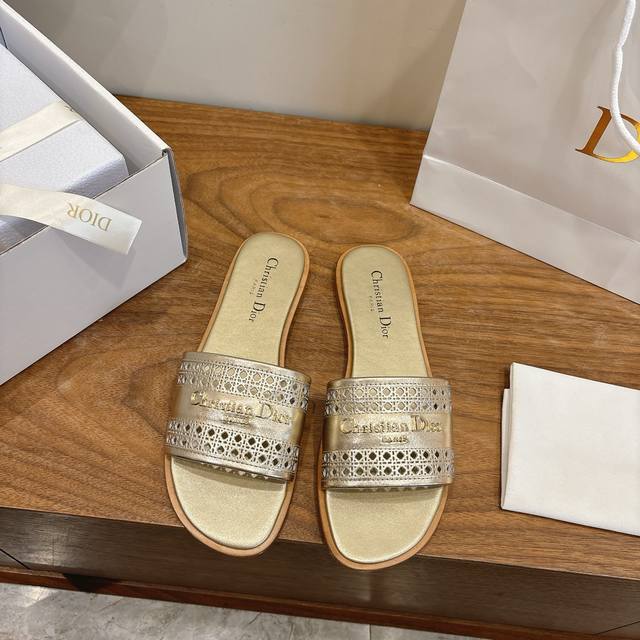 工厂P价P平底 DDD 迪奥 Dior 2026春夏新款镂空女鞋 Cd字母Logo五金扣 圆头粗跟果冻色露趾拖鞋 市面顶级版本 DDD 材质:鞋面进口小牛皮+水