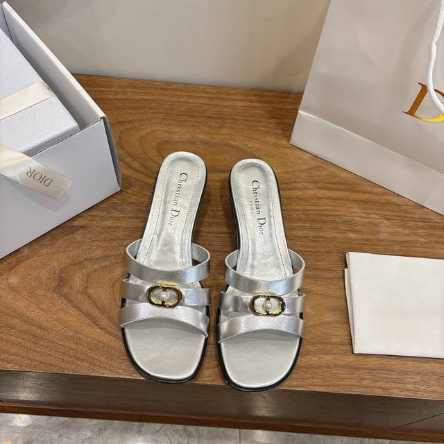 工厂P价P高跟 DDD 迪奥 Dior 2026春夏新款镂空交叉带珍珠女鞋 Cd字母Logo五金扣 圆头粗跟果冻色露趾拖鞋 市面顶级版本 DDD 材质:鞋面进口