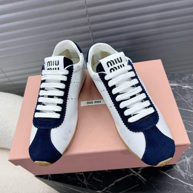 Miumiu家最新早春款｜复古德训鞋；阿甘鞋；芭蕾舞鞋；运动鞋 DDD 这款系带休闲运动鞋妥妥的美式复古风格～ DDD 上脚超级好看舒适经典百搭的绝绝子单品！