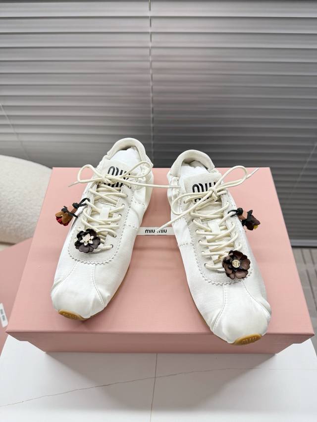 Miumiu家最新早春款｜德训鞋；芭蕾舞鞋；运动鞋 DDD 这款系带休闲运动鞋妥妥的美式复古风格～ DDD 上脚超级好看舒适经典百搭的绝绝子单品！ DDD 高密