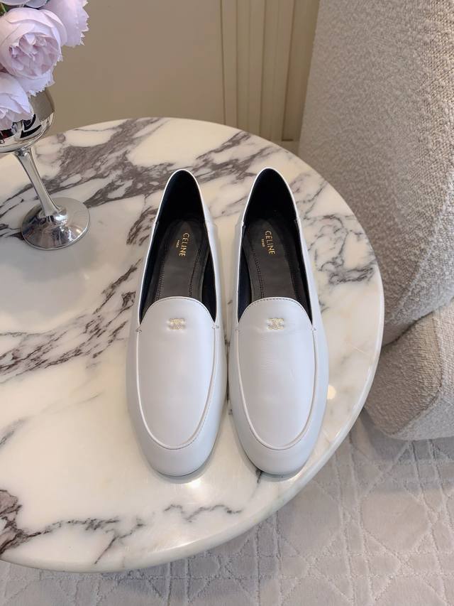 出厂价P DDD Celin*新款懒人踩脚平底鞋 这一季的美到心坎里了 超级百搭时髦的老钱风 上脚超级舒适 随意穿出高级感 DDD 鞋面超软小羊皮 内里垫脚羊皮