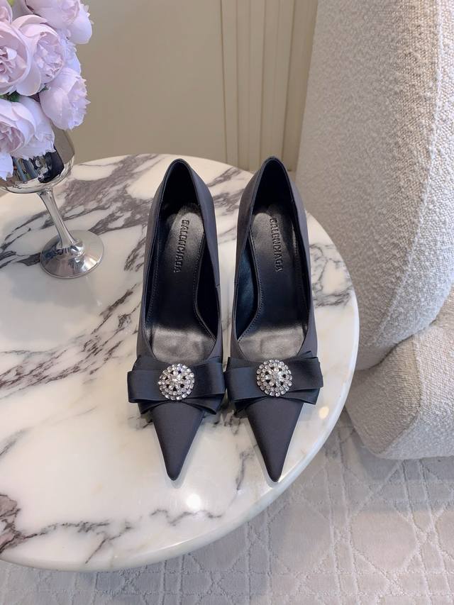 凉鞋 单鞋 DDD Balenciag*新款尖头高跟单鞋 小尖头设计拉长腿部线条 大气又耐看 百搭单品 DDD 鞋面真丝 内里垫脚羊皮 意大利真皮大底 跟高：单